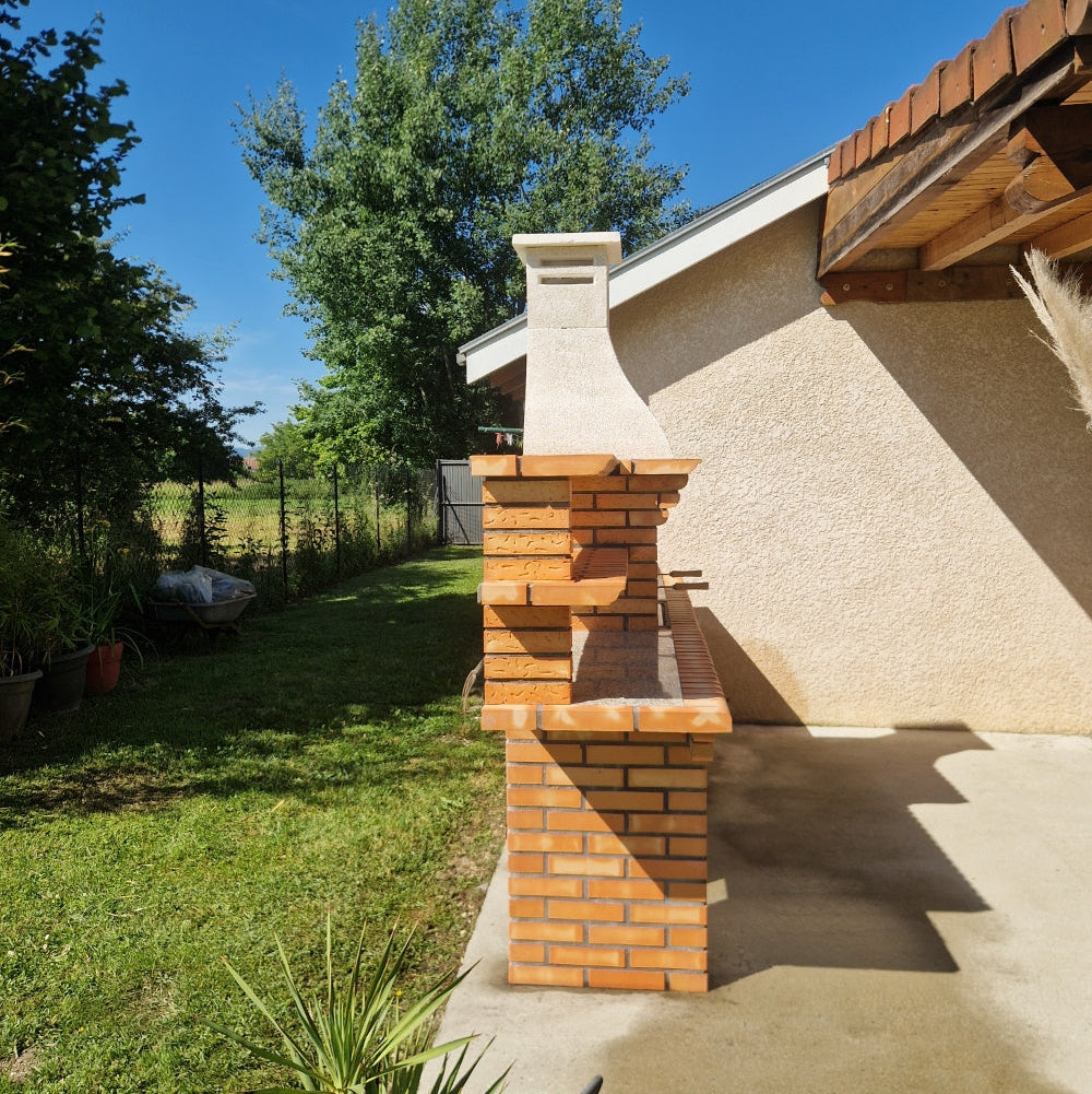 Calabria 601 – Barbacoa de obra de ladrillo con 2 mesas (estantes + fregadero opcionales) – incluye mural