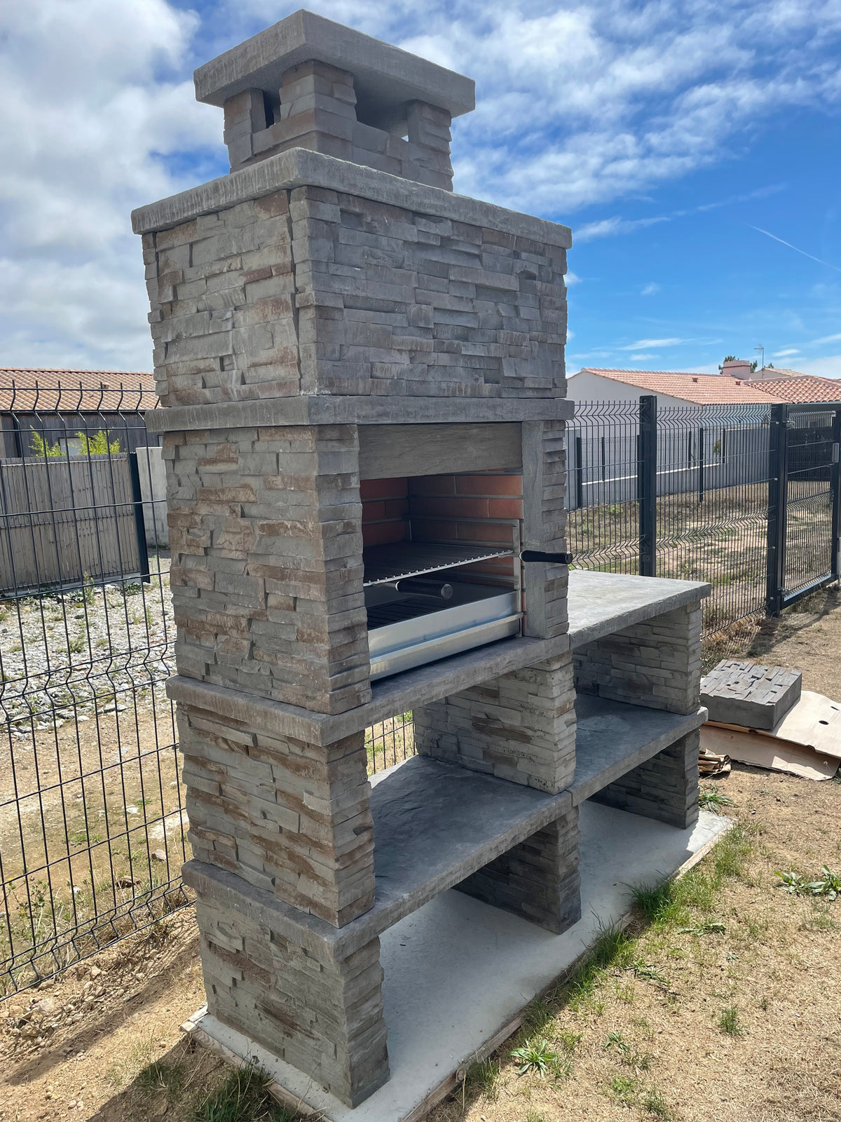 Montara 40 – Barbecue en pierre reconstituée imitation schiste avec grilloir 60 cm et évier inox