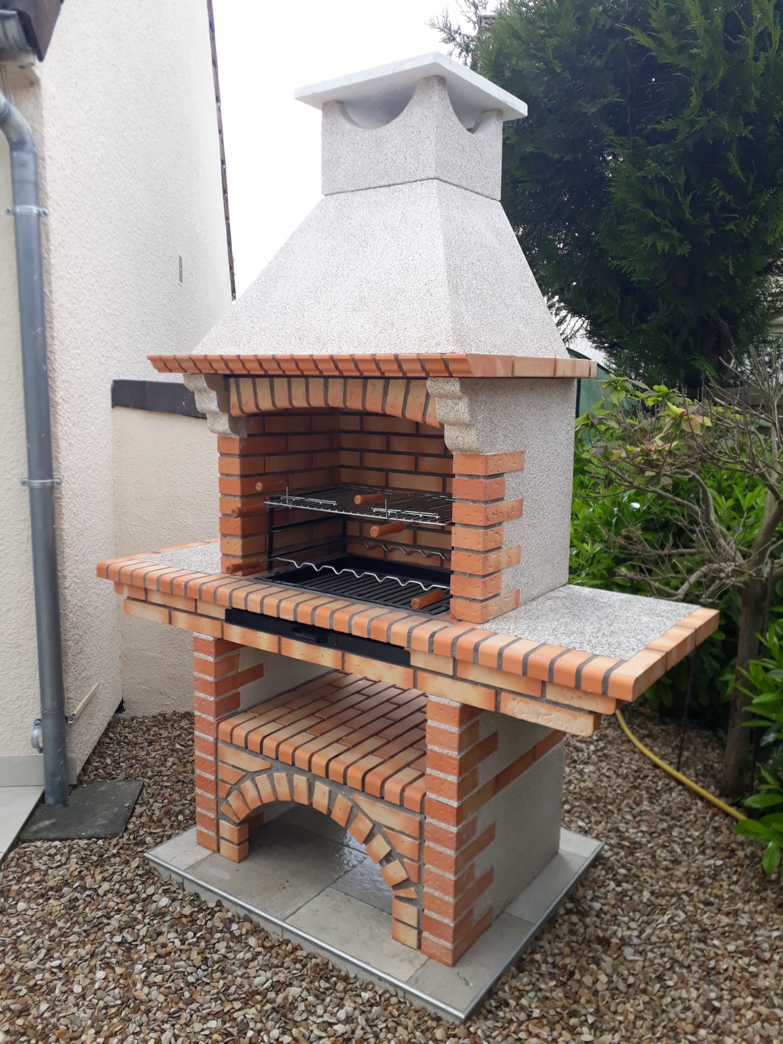 Calabria 206G – Barbecue traditionnel brique & pierre reconstituée avec tablette – grilloir 70 cm