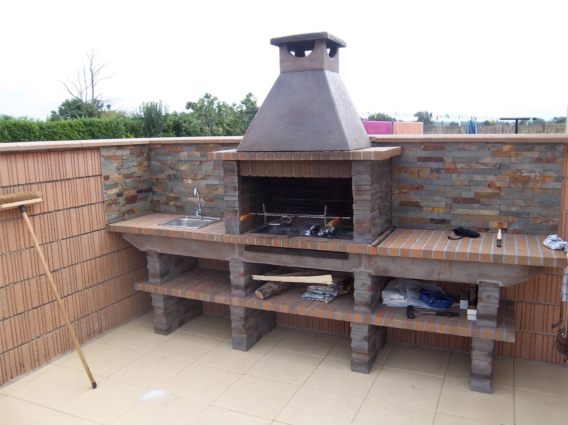 Basalto 480 – Barbacoa de piedra reconstruida imitación pizarra con mesa grande + encimera – Parrilla de 80 cm (Gris o Marrón) – Fregadero de acero inoxidable opcional