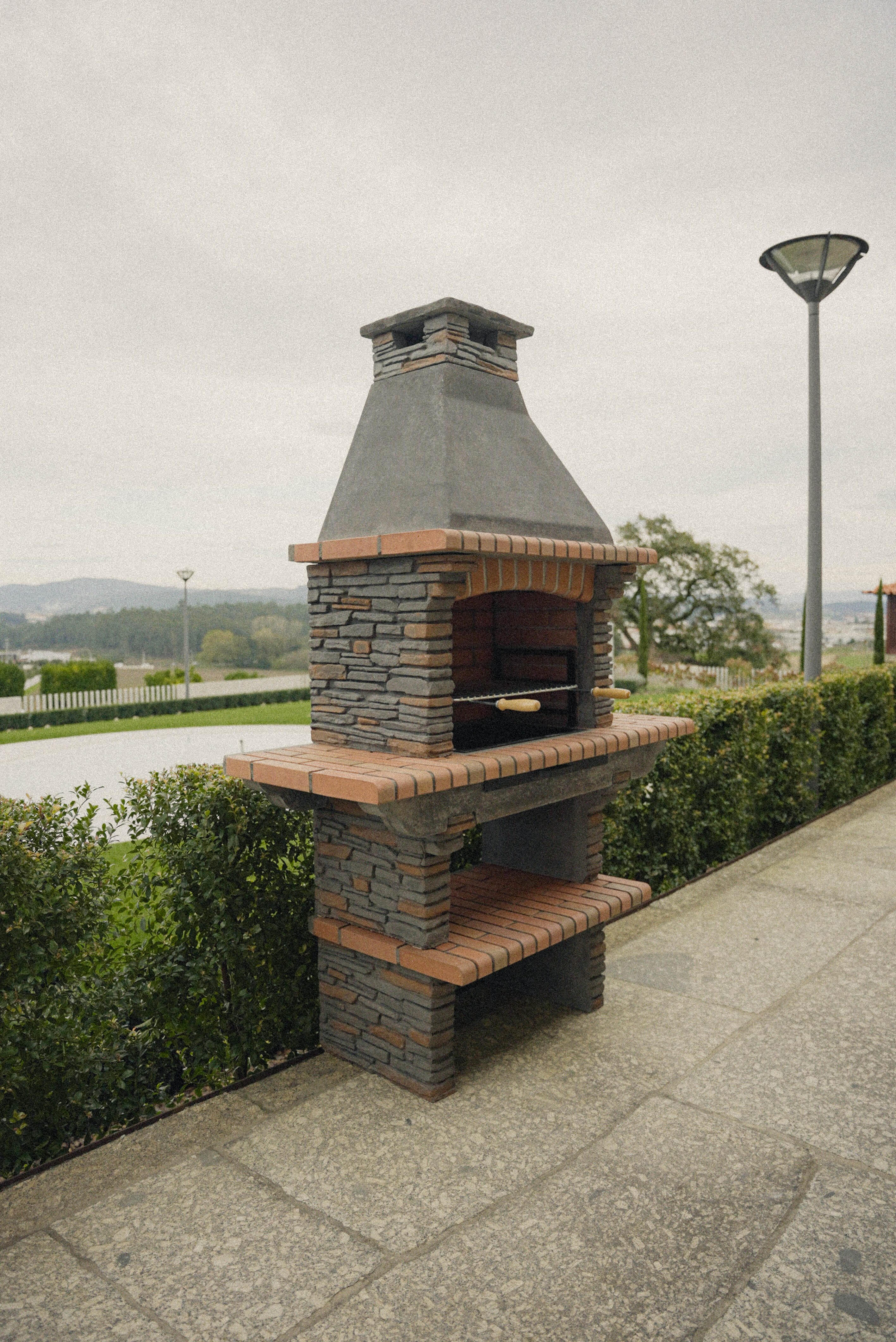 Barbecue RIVIEIRA 402 – Pierre Reconstituée, Cheminée, Bois/Charbon