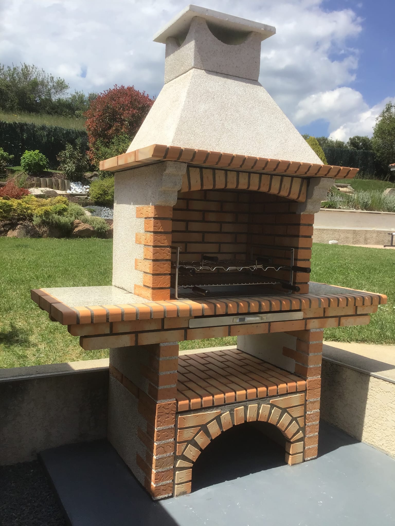 Calabria 206G – Barbecue traditionnel brique & pierre reconstituée avec tablette – grilloir 70 cm