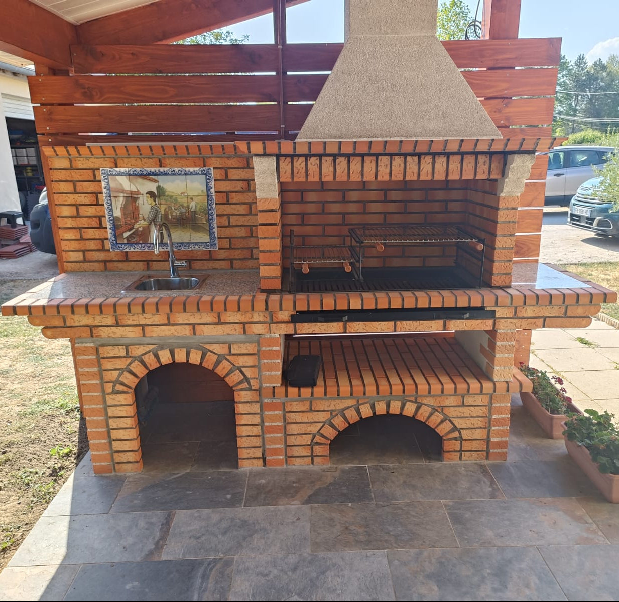 Calabria 326 – Barbecue brique & pierre reconstituée avec grand plan de travail – grilloir 90 cm (évier + fresque en option)