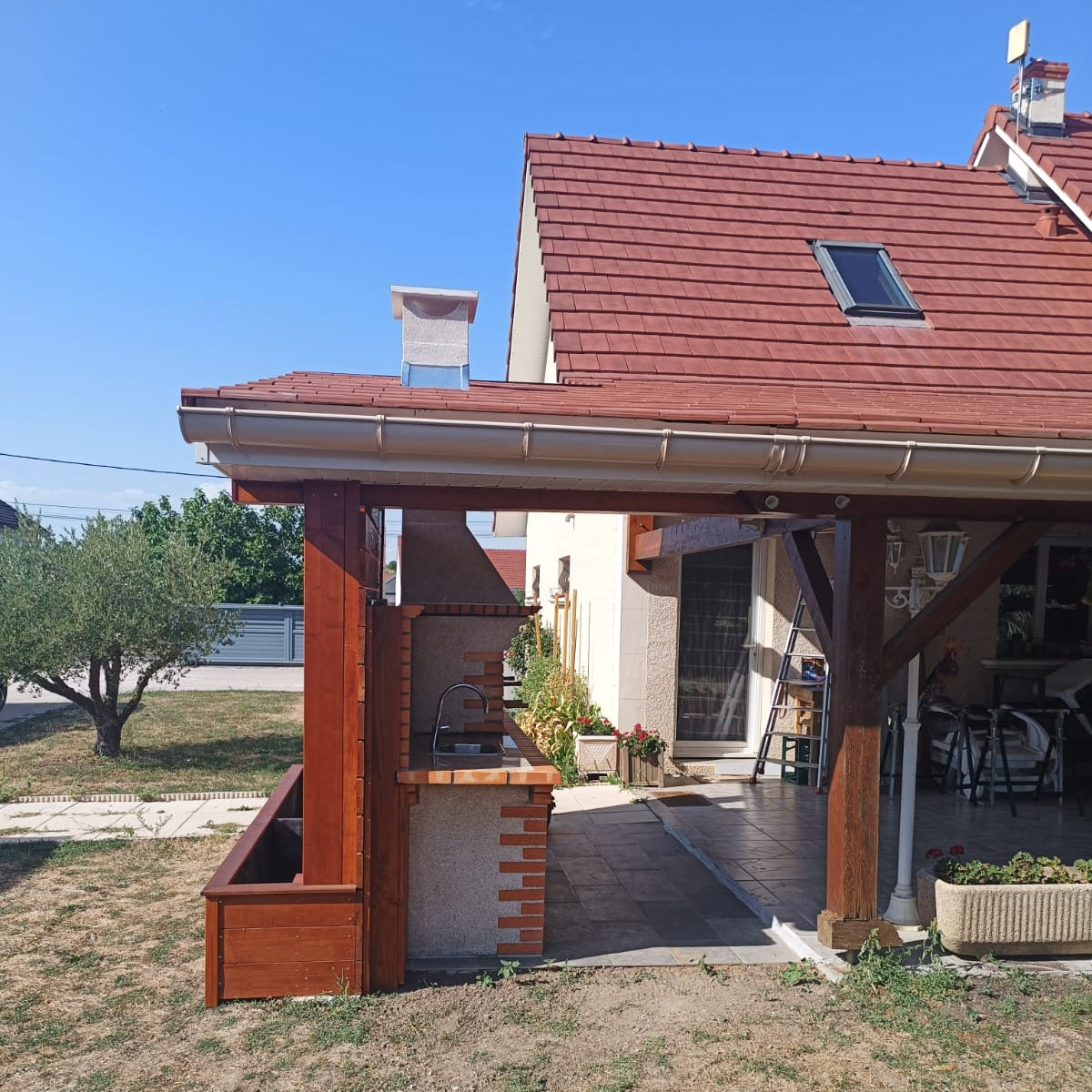 Calabria 326 – Barbecue brique & pierre reconstituée avec grand plan de travail – grilloir 90 cm (évier + fresque en option)