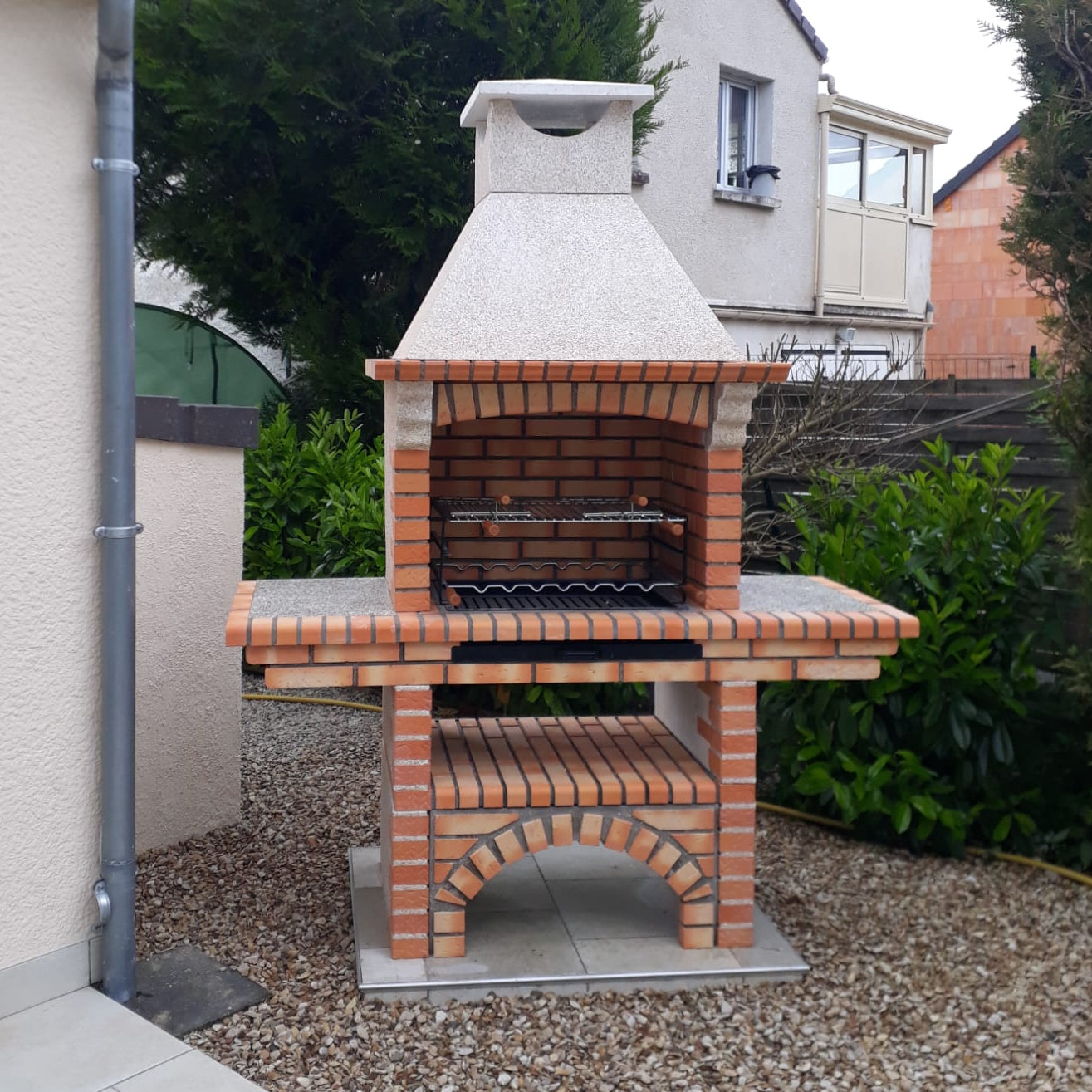 Calabria 206G – Barbecue traditionnel brique & pierre reconstituée avec tablette – grilloir 70 cm