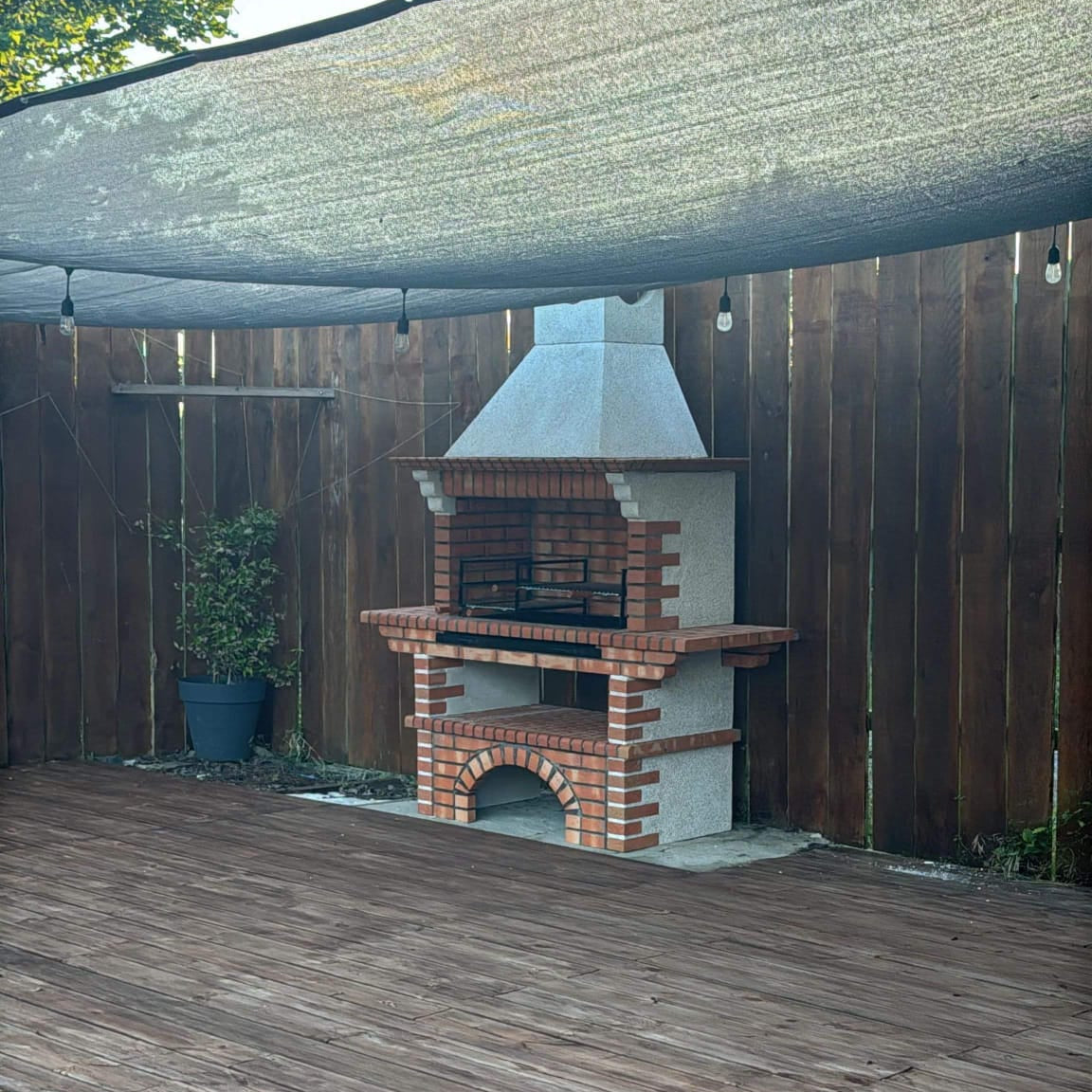 Calabria 325 – Barbecue traditionnel brique & pierre reconstituée avec grandes tablettes – grilloir 90 cm