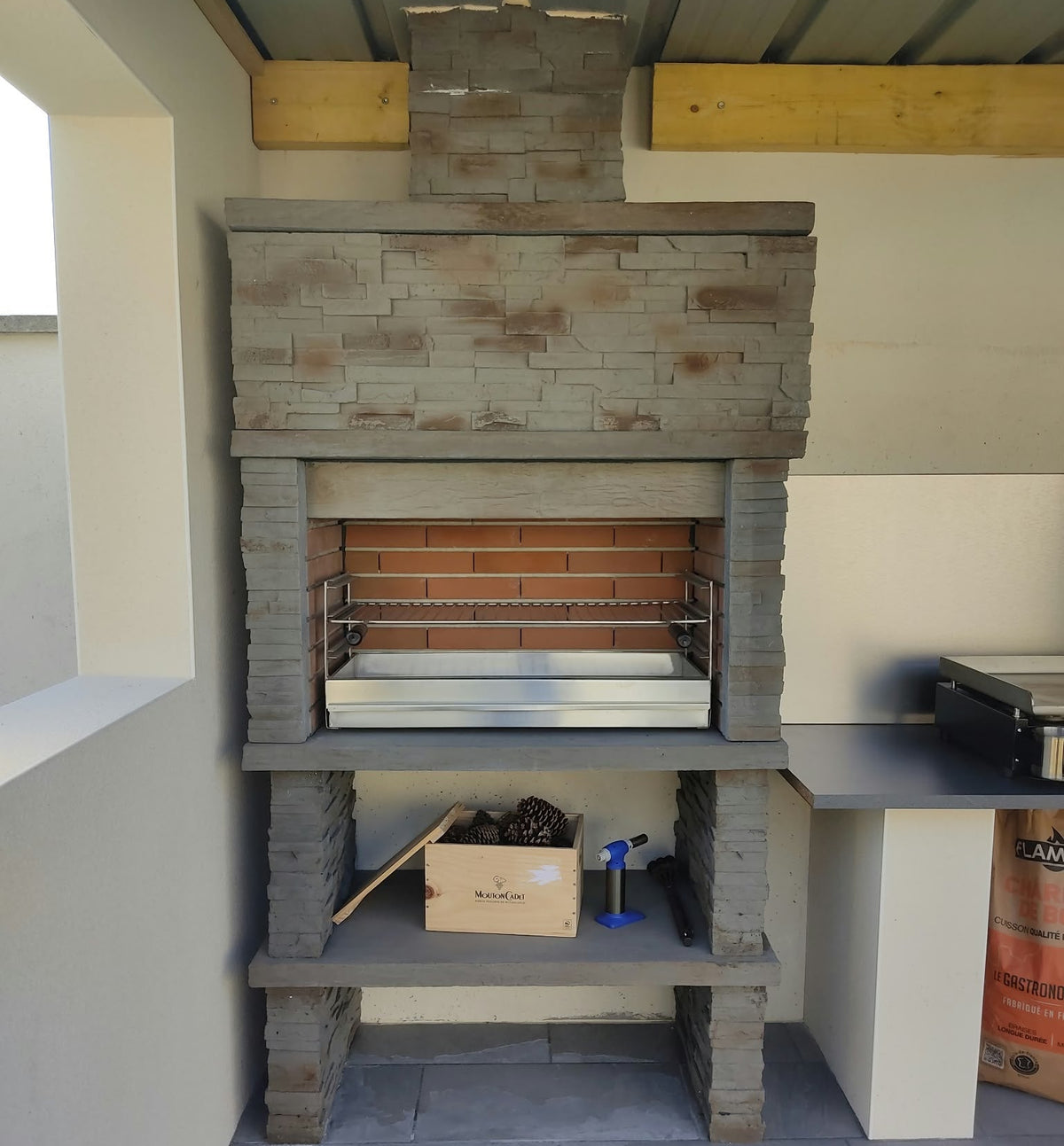 Montara 25 – Reconstituted stone barbecue with a slate-look finish and 80 cm grill (stainless steel optional)