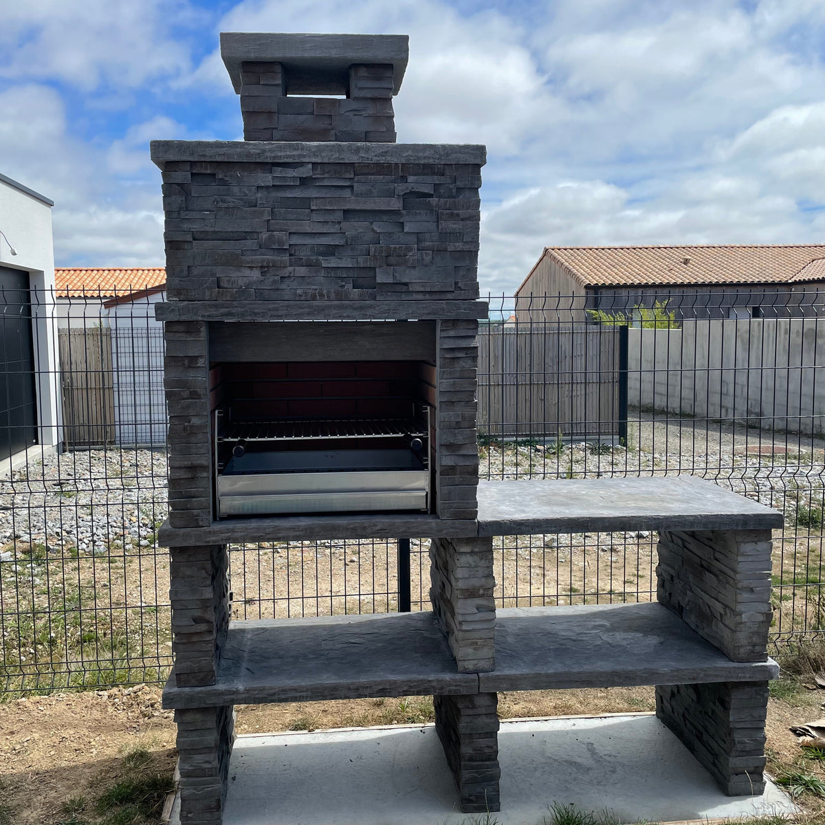 Montara 40 – Reconstituted stone barbecue with slate-effect finish, 60 cm grill and stainless steel sink